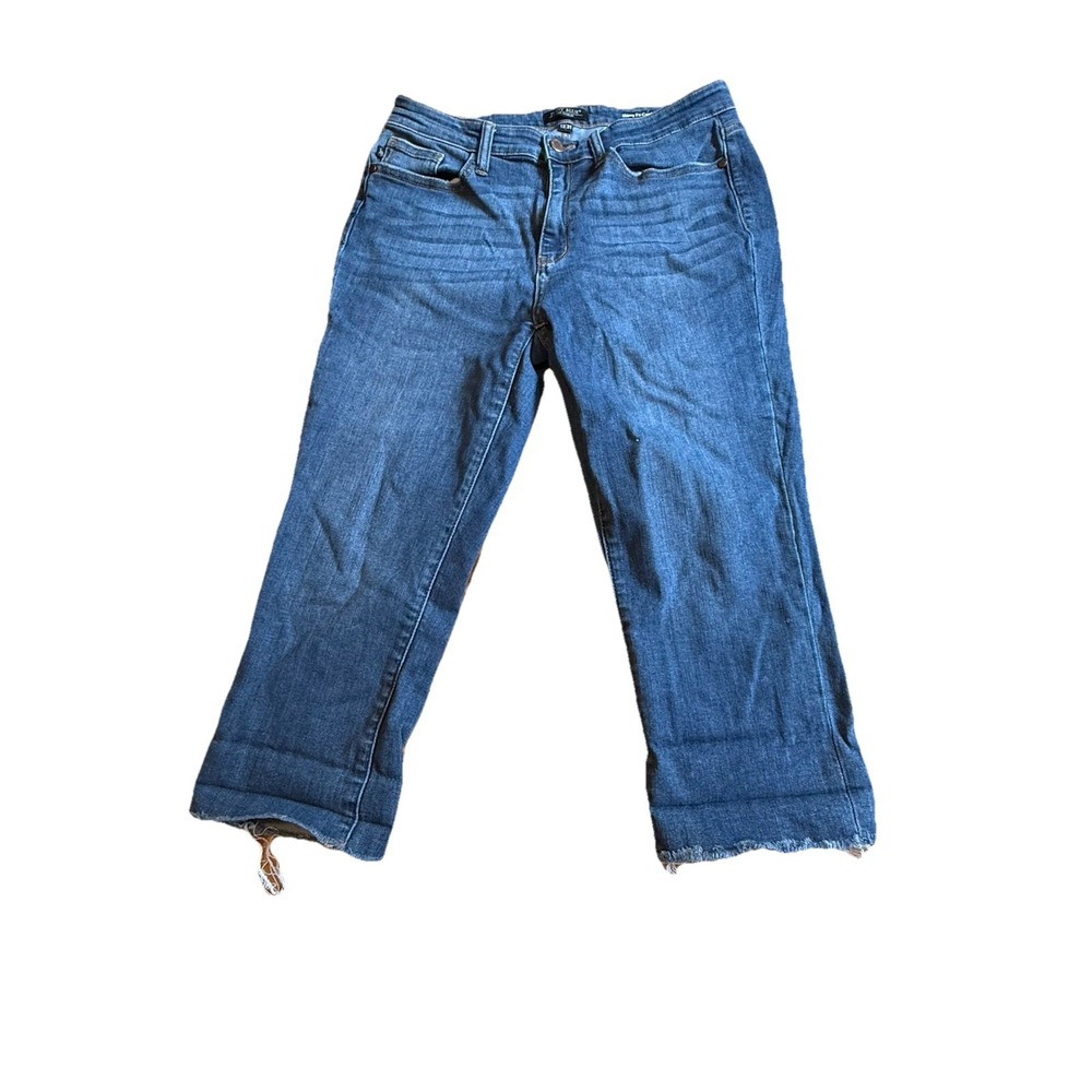Judy BLUE Women’s Blue Straight Leg Jean Capri- Classic Denim